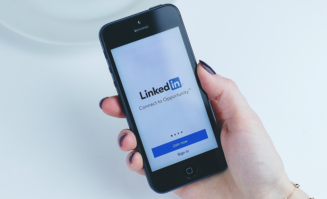 How to Optimize Your LinkedIn Profile with AI in 2025 (No Affiliate Links)
